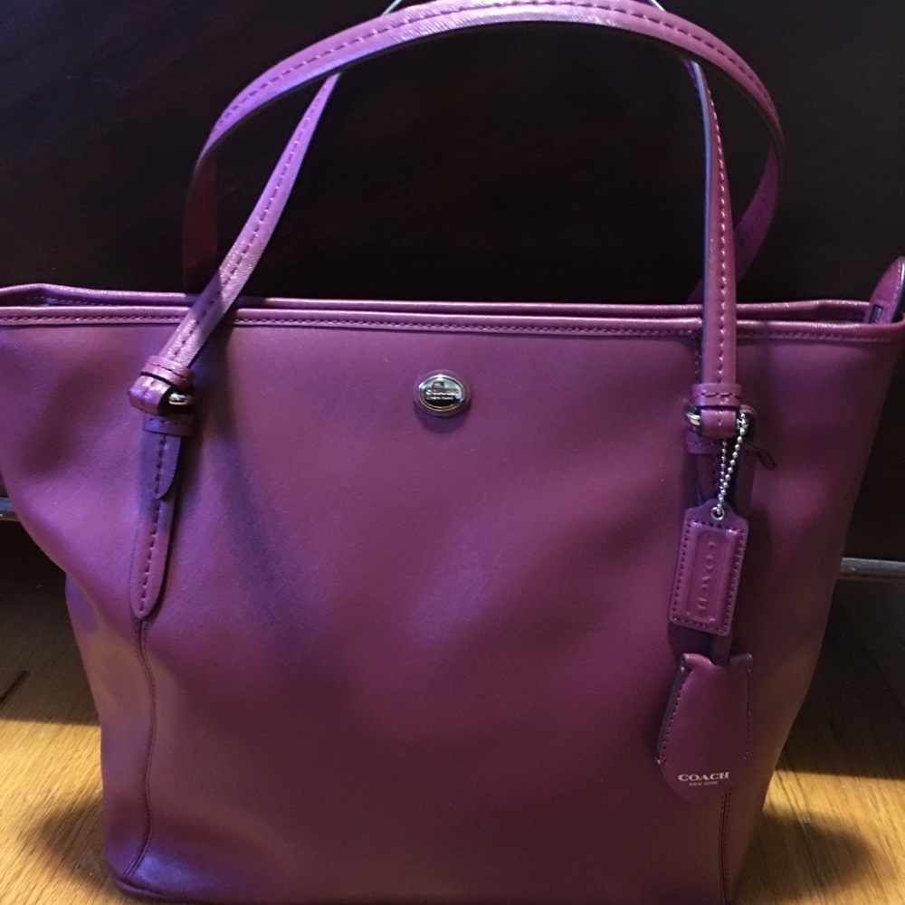 AUTHENTIC BRAND-NEW COACH PURSE